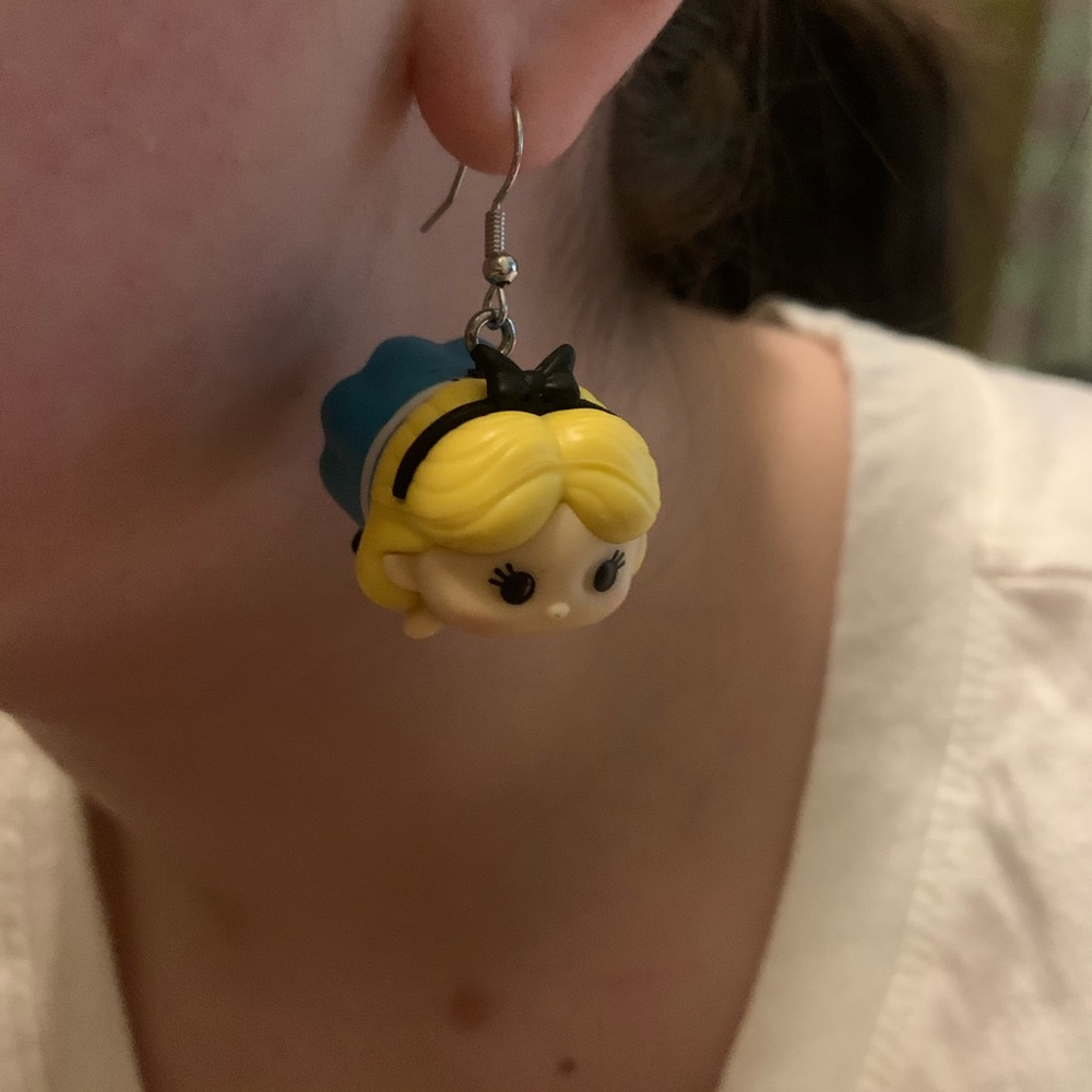 Handmade Alice in Wonderland Tsum Tsum earrings - Picture 2 of 3